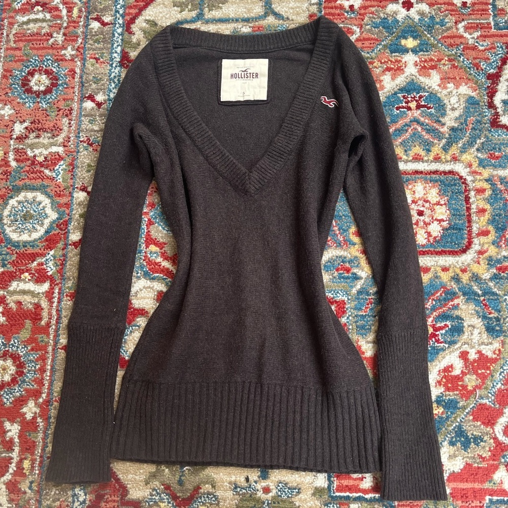 Y2K 2000s vintage Hollister Women's V-Neck Rib Hem Sweater - Brown